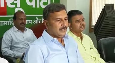 कांके: लोकसभा चुनाव की तैयारियों को लेकर हरमू स्थित कार्यालय में आजसू पार्टी कर रही है सभा