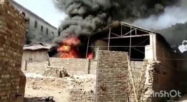 बरेली: सैलानी रजा चौक के पास एक गोदाम में लगी आग, लाखों रुपए का हुआ नुकसान