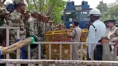 कांके: झारखंड में नियोजन नीति के खिलाफ सीएम आवास घेराव के लिए निकले छात्र कांके रोड में धरने पर बैठे।