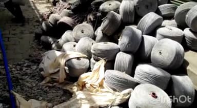 धौलाना: पिलखुवा के मोहल्ला सद्दीकपुरा में कपड़ा फैक्टरी में लगी आग, लाखों का माल जलकर राख