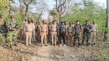 यूपी बलरामपुर भारत नेपाल की खुली सीमा पर सीओ ललिया राधारमण सिंह, एसएसबी के सहायक कमांडेंट नीरज कुमार सिंह, प्रभागीय वनाध