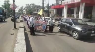 सिंगरौली: सिंगरौली बैढ़न वेतन वृद्धि एवं स्थाई करने की मांग को लेकर  आशा कार्यकर्ताओं ने निकाली रैली