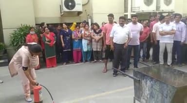 गाज़ियाबाद: अग्निशमन विभाग ने अभियान चलाकर हॉस्पिटल और स्कूलों में की मॉकड्रिल आयोजित, लोगो को अग्निकांड से बचाव हेतु किया जागरूक