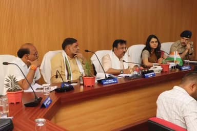 नरसिंहपुर: वन एवं प्रभारी मंत्री डॉ कुंवर विजय शाह ने कलेक्ट्रेट सभाकक्ष मे ली अधिकारियों की समीक्षा बैठक