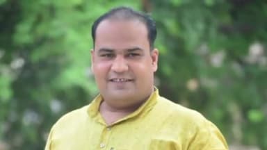 निवर्तमान नगर अध्यक्ष मुक्तादिर हयात खान को फोन के माध्यम से लखनऊ पार्टी कार्यालय पर बुलाया, जिससे अन्य दावेदारों में हल