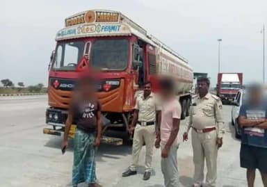 ಮುಂಡರಗಿ: ಹಳ್ಳಿಗುಡಿ ಗ್ರಾಮದ ಹತ್ತಿರ ಲಾರಿ ಮತ್ತು ಟ್ಯಾಂಕರ್ ನಡುವೆ ಅಪಘಾತ