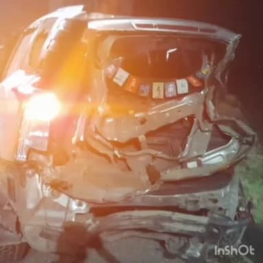 हापुड़: NH-9 स्थित गांव ततारपुर के पास तेज रफ्तार कार अनियंत्रित होकर डिवाइडर से टकराई, हादसे में कार चालक गंभीर रूप से घायल।