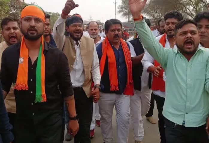 #जय_जय_श्री_राम 🚩🚩

हौसलें बुलंद कर रास्तों पर तो चला चल,
मुकाम जरूर मिल जाएगा,
बढ़कर अकेला तू पहल करके देख काफिला खुद बन जाएगा।