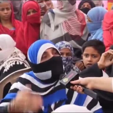 असद के जनाजे में आई मुस्लिम महिलाओं का
रिएक्शन, योगी जी के एक्शन को लेकर अखिलेश और बुआ पर भड़की मुस्लिम महिलाएं।