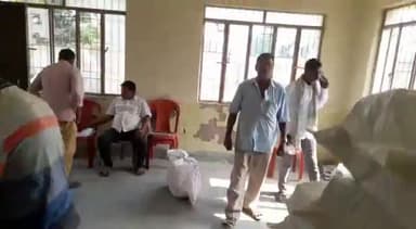 हरलाखी: नए बीआरसी भवन में स्कूल में छात्रों को दिए जाने वाले किताब का वितरण हेडमास्टरों के बीच हुआ शुरू