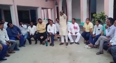 महुआ: उत्क्रमित मध्य विद्यालय फुलवरिया में सरकार के नयी अध्यापक नियमावली के विरोध में प्रारंभिक शिक्षक संघ की बैठक हुई आयोजित