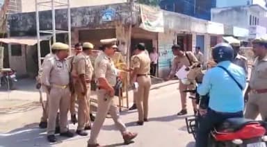 भदोही: भदोही नगर निकाय चुनाव को लेकर तहसील मुख्य गेट पर चेकिंग करते नजर आए भदोही के कोतवाल अजय सेठ व चौकी इंचार्ज रजपुरा