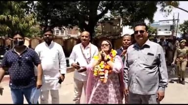 मैनपुरी: कांग्रेस प्रत्याशी आराधना गुप्ता ने नगर पालिका मैनपुरी के अध्यक्ष पद के लिए सदर तहसील में किया नामांकन