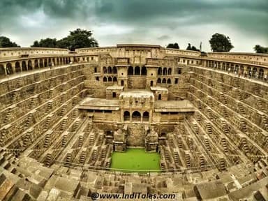 राजस्थान के दौसा के आभानेरी में है दुनिया सबसे बड़ी बावड़ी नाम है चांद बावड़ी 100 फुट गहरी और 3500 सिढिया बाली बावड़ी में कहा जाता है कि आज तक जो जिस सीढ़ी से नीचे गया वह लौट कर नहीं आया इसलिए पर्यटक चिड़ियों को चिन्हित करके उतरते हैं फिर