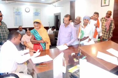 जांजगीर: जिला कलेक्ट्रेट कार्यालय में जनदर्शन में संयुक्त कलेक्टर ने सुनी आमजनों की समस्याएं 120 आवेदन हुए प्राप्त