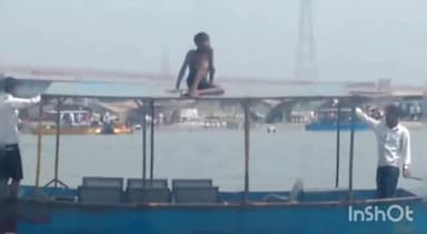 गढ़मुक्तेश्वर: बृजघाट स्थित गंगा में श्रद्धालुओं की जान से खिलवाड़ कर रहे नाव चालक , गहरे जल में नाव से कर रहे स्टंट, वीडियो वायरल ।