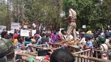 कांके: रांची के कांके रोड स्थित सीएम आवास घेराव करने पहुंचे छात्रों को सिटी एसपी ने दी नसीहत, कहा शांतिपूर्ण करें आंदोलन।