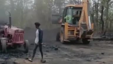 बरकागाँव: बड़कागांव में हजारीबाग वनविभाग की कोल माफियाओं पर दमदार कार्यवाही जोराकाठ  इन्दरा तथा चिरूआ वनक्षेत्र से अवैध कोयला जप्त