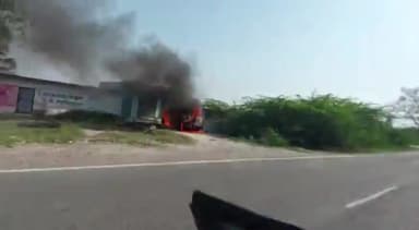 रायबरेली: बबुरिया खेड़ा के पास गैस रिफिलिंग करते समय मारुति वैन बनी आग का गोला कार सवार मौके से फरार