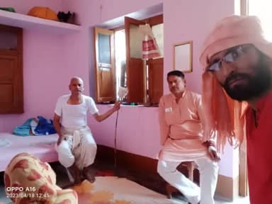 बक्सर में हमारे अभिभावक स्वरूप विश्वनाथ मिश्रा जी के निधन पर उनके बेटे विशाल मिश्रा जी से आवास पर मिले साथ में अनिरुद्ध तिवारी।