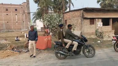 महुआ: डोगरा से एलटीएफ पुलिस की टीम ने 4 लीटर देसी शराब के साथ दो लोगों को किया गिरफ्तार
