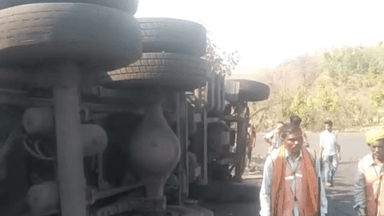 चितरंगी: इमिलिया घाटी पर ढलान उतरते समय कोयला लोड ट्रक अनियंत्रित होकर पलटा, चालक गंभीर रूप से हुआ घायल