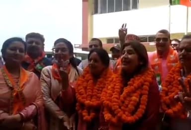 शिमला ग्रामीण: नगर निगम शिमला के वार्ड-9 बालूगंज से भाजपा प्रत्याशी किरण बाबा नगर निगम चुनाव के नामांकन भरने उपायुक्त कार्यालय पहुंची