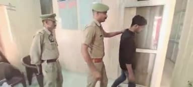 जलेसर: फेसबुक पर तमंचा लहराने का वीडियो वायरल करने वाले युवक को एमजीएम कॉलेज के पास से पुलिस ने किया गिरफ्तार