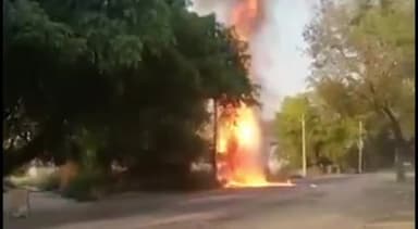 सवायजपुर: अनंगपुर में ट्रांसफार्मर में ब्लास्ट होने के बाद लगी भीषण आग, वीडियो हुआ वायरल