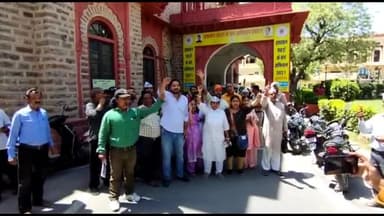 अजमेर: खराब सड़क को लेकर आप कार्यकर्ताओं व वार्ड वासियों ने नगर निगम के बाहर किया प्रदर्शन, नगर निगम आयुक्त को सौंपा ज्ञापन