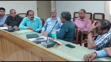 शामली: कलेक्ट्रेट में मेडिकल संचालकों ने ड्रग्स इंस्पेक्टर के खिलाफ जिलाधिकारी को की थी शिकायत, कलेक्ट्रेट पहुंची जांच टीम