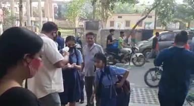 गाज़ियाबाद: कोरोना के बढ़ते केस के मद्देनजर गाजियाबाद के स्कूलों में सोशल डिस्टेंस का हो रहा पालन छात्रों की हो रही थर्मल स्क्रीनिंग