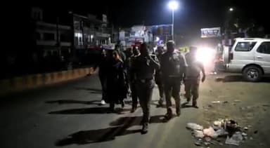 सुल्तानपुर: नगर निकाय चुनाव व रमजान माह के दृष्टिगत डीएम व एसपी द्वारा कोतवाली नगर क्षेत्र अंतर्गत किया गया पैदल गस्त