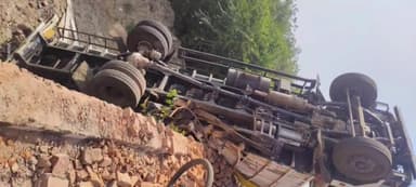 कन्नौज: मढपुरा गांव के पास तेज रफ्तार ट्रक अनियंत्रित होकर खाई में गिरा, चालक परिचालक हुये घायल