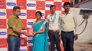 मांडू: स्मार्ट प्वाइंट कुजूके द्वारा स्मार्ट पॉइंट पर खरीदारी  करने को लेकर विजेता को दिया गया मोबाइल फोन