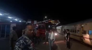 #रायबरेली रेलवे स्टेशन पर रेलवे की मालगाड़ी मे आग लगने की सूचना पर तत्काल रेलवे पुलिस और जीआरपी,दमकल कर्मी स्टेशन पहुंचे