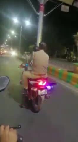 गाज़ियाबाद: गाज़ियाबाद में बिना हेलमेट के बाइक चलने वाले पुलिसकर्मियों के महिला ने पीछा कर रिकॉर्ड किया वीडियो, पूछा हेलमेट कहाँ है?
