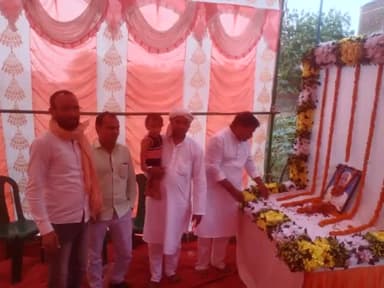 धनसोई में गिरिश जी के पिता जी के श्राद्ध कर्म में साथियों संग उपस्थित हुए।