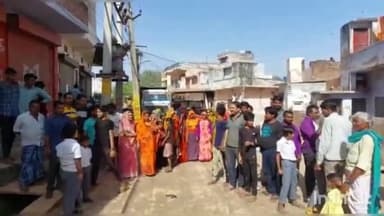 दौसा: दोसा के बाबाजी के छावनी में बन रहे हैं सड़क निर्माण का भेदभाव का आरोप लगाते हुए लोगों ने रुकवाया काम किया विरोध