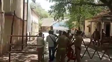 मिर्ज़ापुर: कलेक्ट्रेट में कथित पत्रकार को आईडी न दिखाने पर पुलिसकर्मियों ने किया बाहर, प्रयागराज हत्याकांड के बाद पुलिस अलर्ट।