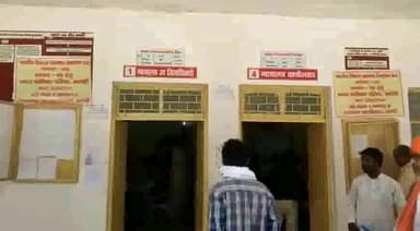 भदोही: नगर निकाय चुनाव के दौरान भदोही तहसील परिसर में सोमवार को अपराह्न 3 बजे तक कुल 230 निर्देशन पत्र क्रय किए गये