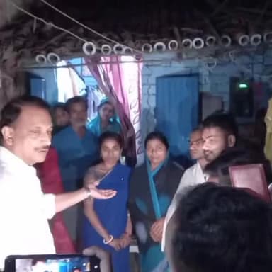 सोनपुर: गोविंदचक, सैदपुर में 2 होमगार्ड के शहीद जवानों के घर पर पहुंचे रात के अंधेरे में सारण सांसद राजीव प्रताप रूडी