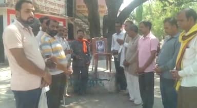 नटेरन: समाजसेवी ने नटेरन में संत सिरोमणी कनक बिहारी दास महाराज की तस्वीर पर फूल मालाएं चढ़ाकर दी श्रद्धांजलि