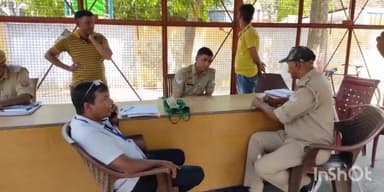 बिसौली: कस्बे में नगर निकाय चुनाव को लेकर हो रही चेकिंग में स्टेटिक मजिस्ट्रेट और पुलिस ने कार सवार 2 युवकों से ₹244000 कैश पकड़ा