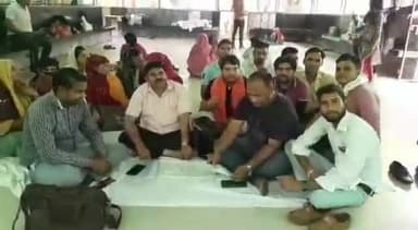भिंड नगर: लंबित मांगों को लेकर जिला अस्पताल परिसर में संविदा स्वास्थ्य कर्मियों ने की हड़ताल