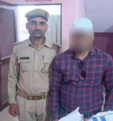 धौलाना: पुलिस ने चेकिंग के दौरान गांव इमटोरी गेट के पास से एक अभियुक्त को किया गिरफ्तार, 45 पव्वे अवैध देसी शराब बरामद
