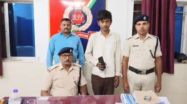 बक्सर: शहर के रेलवे स्टेशन पर आरपीएफ ने एक मोबाइल चोर को गिरफ्तार कर भेजा जेल