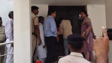 अररिया: इनडोर स्टेडियम परिसर स्थित ईवीएम वेयर हाउस का डीएम ने अधिकारियों के साथ किया निरीक्षण, दिए निर्देश