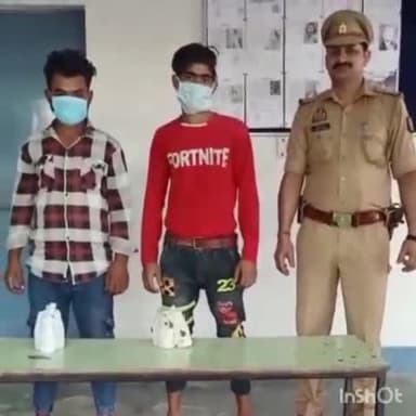 हापुड़: गांव लोधीपुर मार्ग से पुलिस ने चेकिंग के दौरान 2 शराब तस्करों को किया गिरफ्तार, 56 अवैध देशी शराब के पव्वे बरामद।