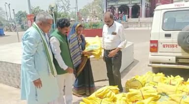 दरभंगा: दरभंगा नियाम छितौना  में अग्नि पीड़ित परिवारों को ढाई सौ साड़ियां दी गई मां श्यामा मंदिर न्यास समिति द्वारा